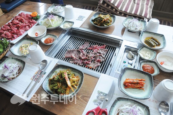 치악산복숭아불고기 상차림 모습. 식당마다 메뉴구성은 다르다.