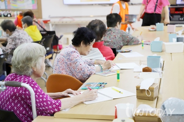 그림책 자서전 만들기에 열중하는 어르신들 모습.