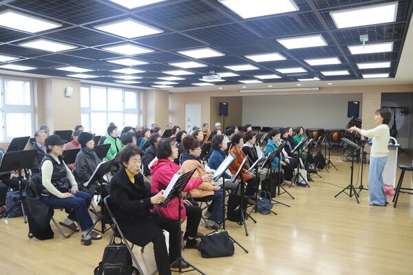 연습에 열중 중인 6090청춘합창단원들. 