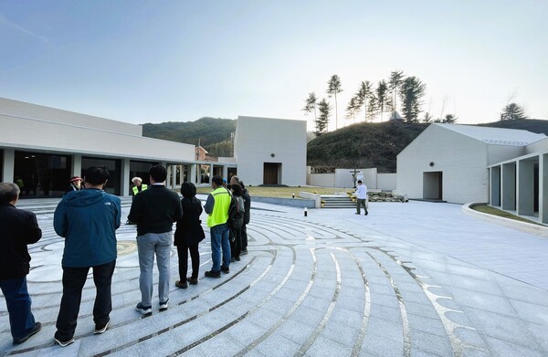 ◇님의 길 중도인 부론면 손곡리에 세워진 서지마을 순교자 기념관에서 묵상하는 순례자들.