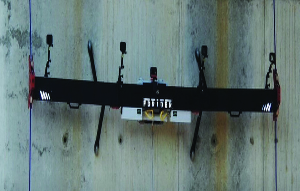 CES 2026 혁신상을 받은 에프디테크 AI 기반 균열점검 로봇, 건물이나 교각을 로봇이 타고 오르며 초음화, 열상화 등으로 시설 내외부를 점검한다. 균열 발견되면 스스로 보수작업에 나선다.