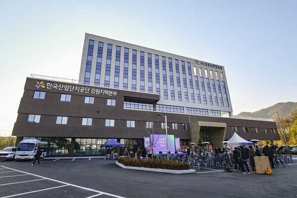 반계일반산업단지 강원원주 산학융합지구에 세워진 강원산학융합원(왼쪽)