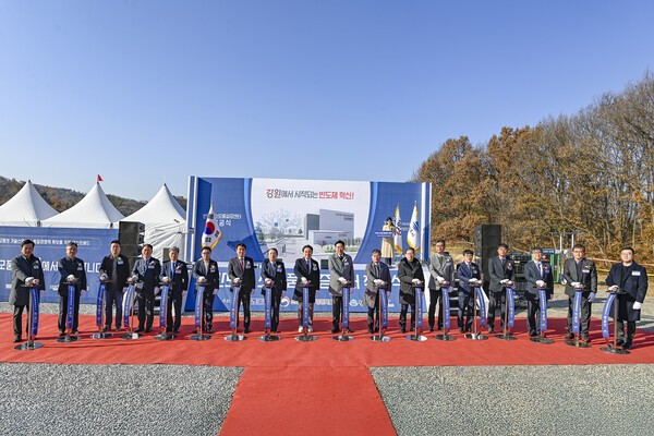 지난 19일 반도체 소모품 실증센터 착공을 축하하기 위해 모인 주요 인사들.  (사진 제공: 원주시)