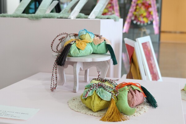 전시 중인 작품 사진. (사진 제공: (사)한지문화재단)