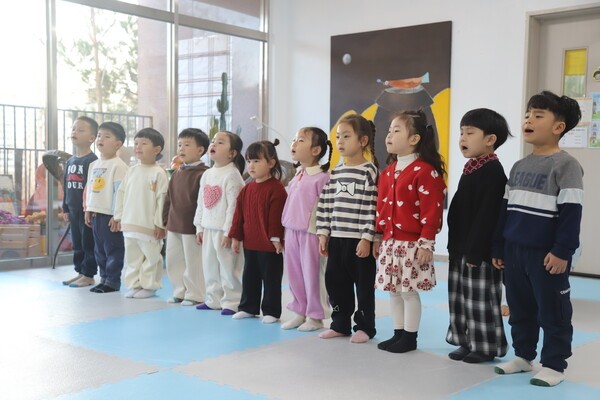 공연에 앞서 연습에 몰두 중인 어반파크어린이집 유아합창단'.